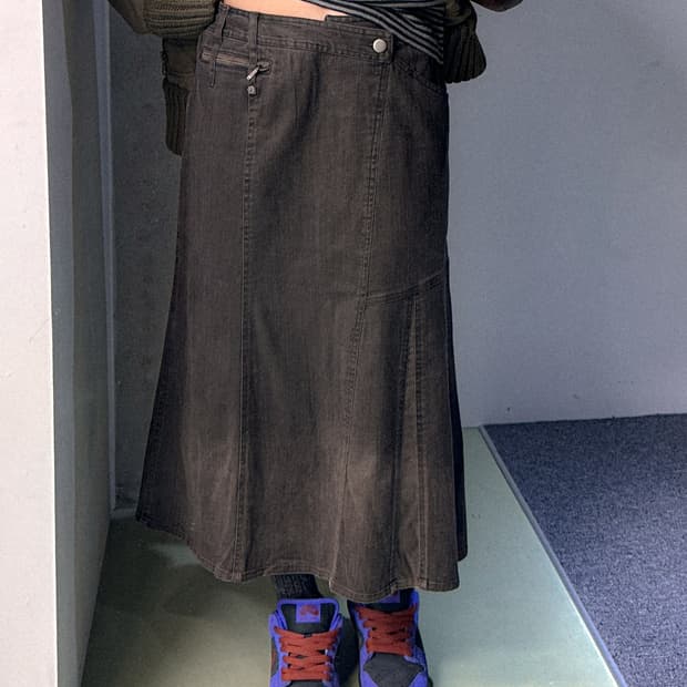 brown unblanced detail denim skirt