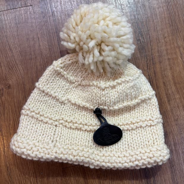 비비안웨스트우드 폼폼 비니