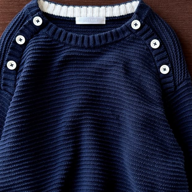 Middle gauge design shoulder knitted top