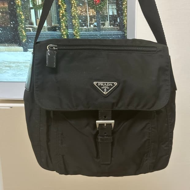 프라다 나일론 포코노 버클 크로스백 주우재백 A급 컨디션