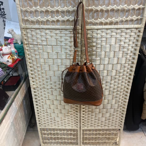 정품 셀린느 마카담 복주머니 숄더백 팝니다