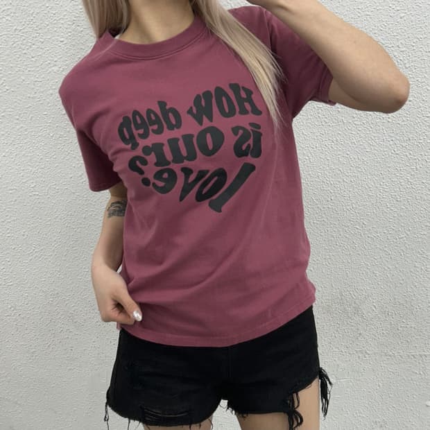 러브이즈트루 로고 프린팅 퍼플 반팔