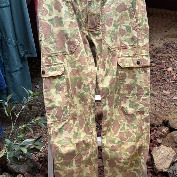 덕카모 팬츠