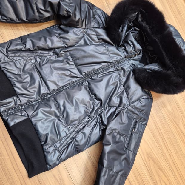 블랙 색상의 Callaway 여성 패딩입니다. 사이즈는 100이고, 넥 