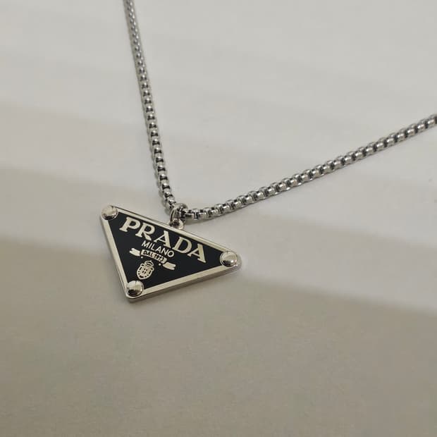 프라다 트라이앵글 남자써지컬 목걸이 빈티지 업사이클링