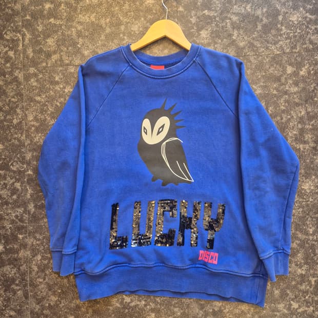 럭키슈에뜨(Lucky Chouette) 브랜드 LUCKY' 시퀸 맨투맨