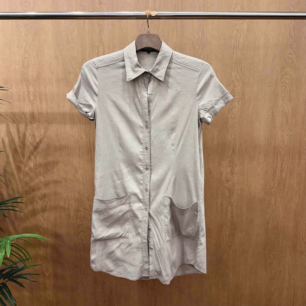 띠어리 반팔 셔츠 원피스 카라넥 버튼 클로징 빅포켓 디테일 베이지