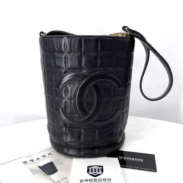 [감정완료] 샤넬 초코바 스티치 원통 숄더백 블랙