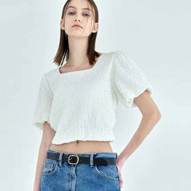 아틀리에나인(Atelier Nain) 스퀘어넥 엠보 블라우스 55-66