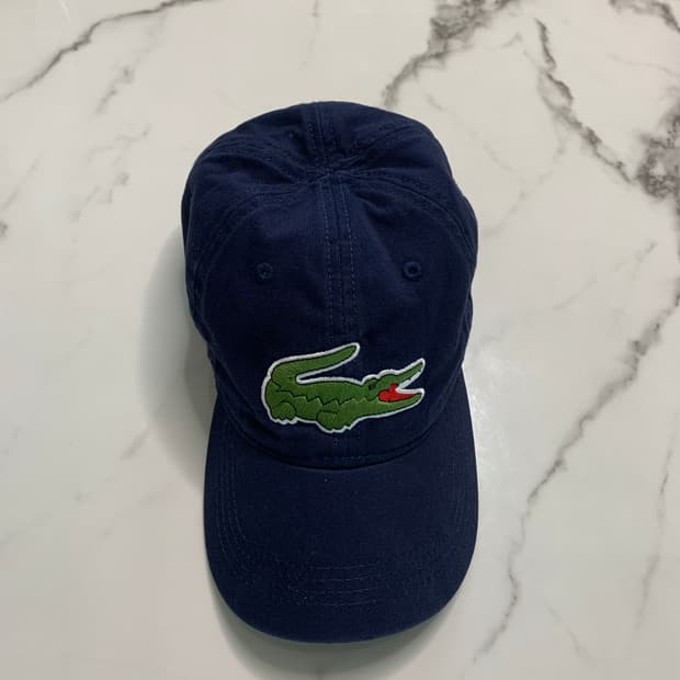 라코스테(Lacoste)의 빅 크록 볼캡