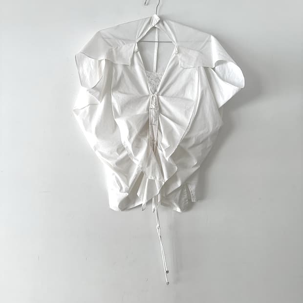 Strap big fly blouse / white