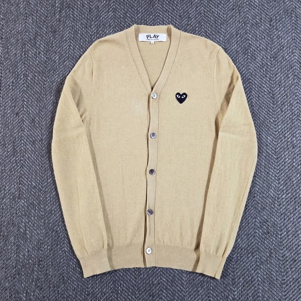 꼼데가르송 베이지 하트 패치 가디건
