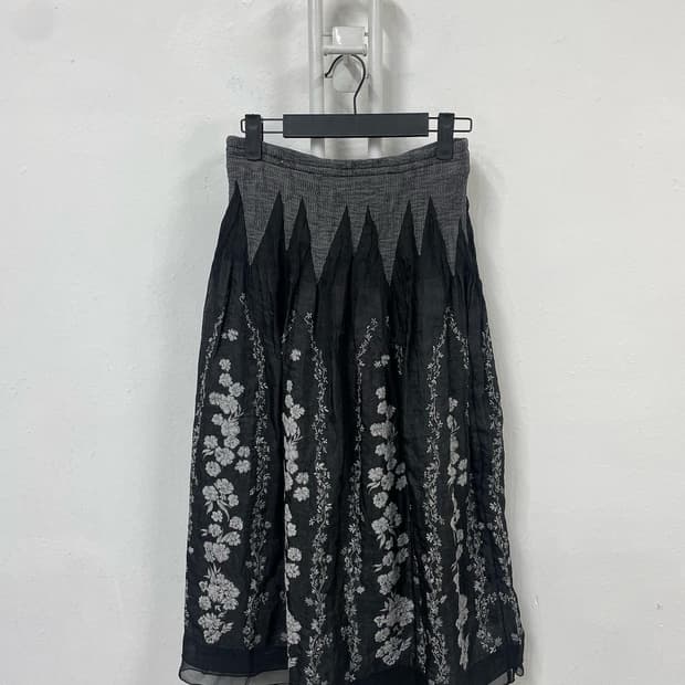 black flower pattern longskirt