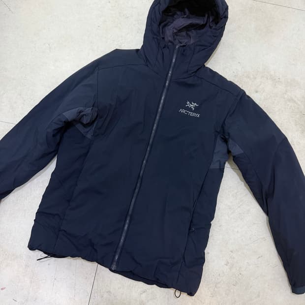 아크테릭스 아톰 AR  M 사이즈 블랙 사파이어   상태 9.8/10  