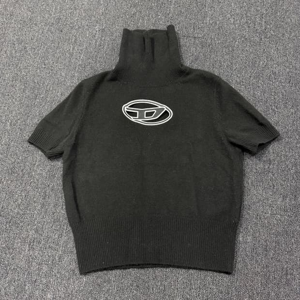 디젤 컷아웃 로고 터틀넥 니트 반팔