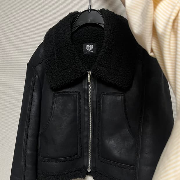 러브이즈트루 무스탕 (블랙)