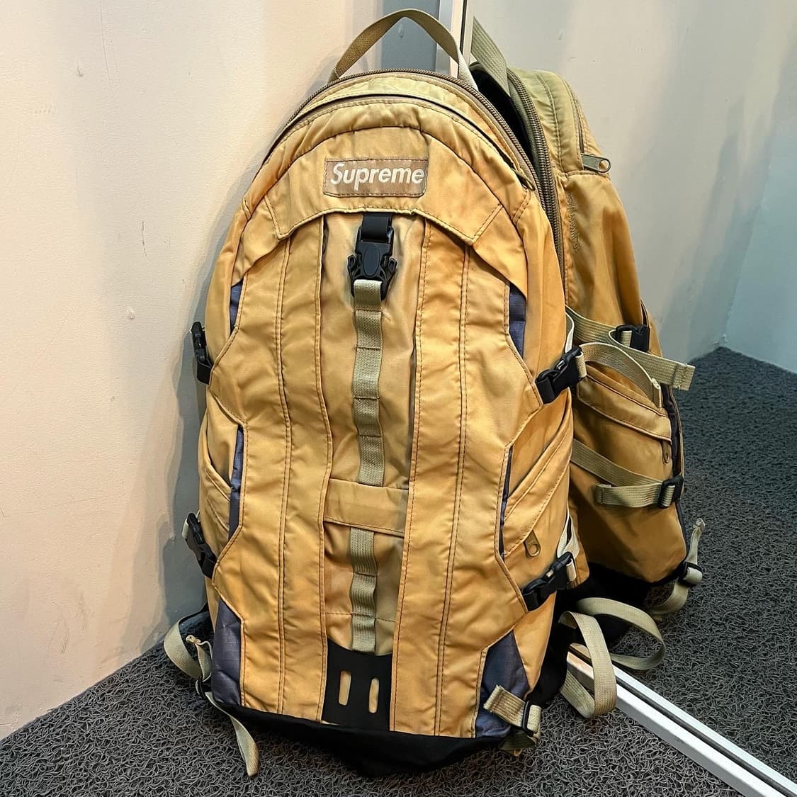 Supreme 04FW 40 Thieves 백팩 | 후루츠패밀리