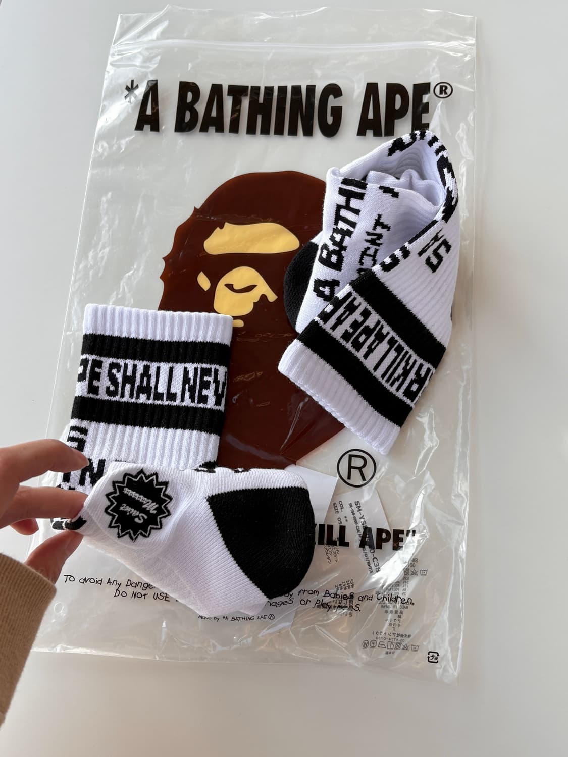 SAINT Mxxxxxx × BAPE AP_SOCKS/APE 黒白セット売 A BATHING APE - SAINT Mxxxxxx × BAPE AP_SOCKS/APE 黒白セット