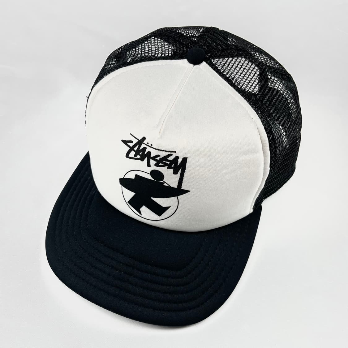 Hat Stussy Surfman Stussy トラッカーキャップ ホワイト/ブラック