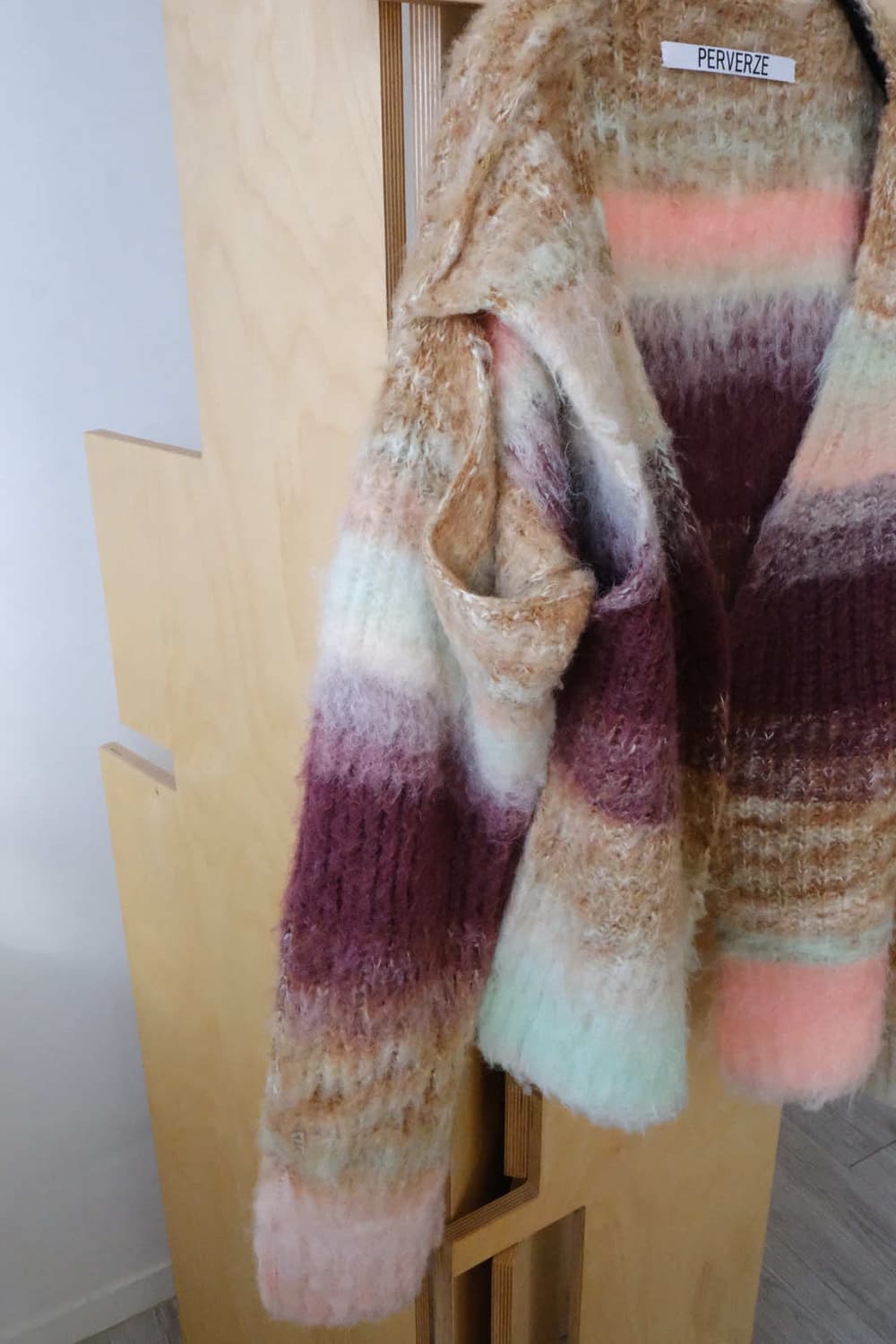 PERVERZE Gradient Stripe Wide Cardigan | 후루츠패밀리