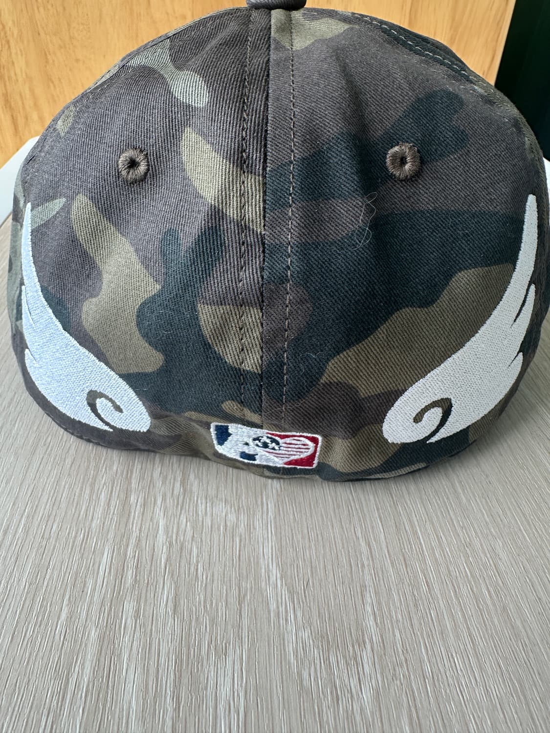 8月下旬お届けアイテム】AE SYMBOL ANGEL WING CAP [CAMO