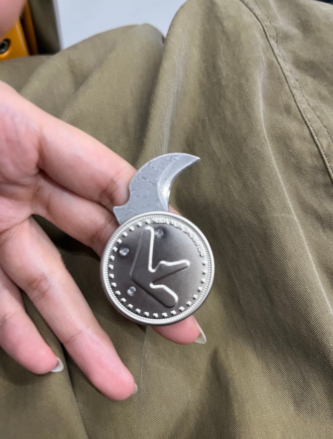 할인중)Supreme aphex twin mantis coin knife | 후루츠패밀리