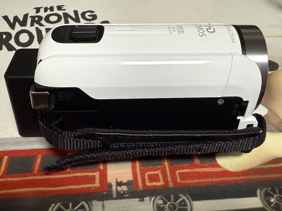 キャノン　Canon ivis HF R700 HD ホワイト キャノン Canon ivis HF R700 HD ホワイト CANON iVIS HF R700