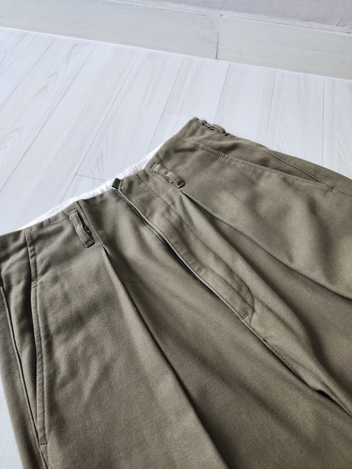 saby 20aw tuck baggy pants | 후루츠패밀리