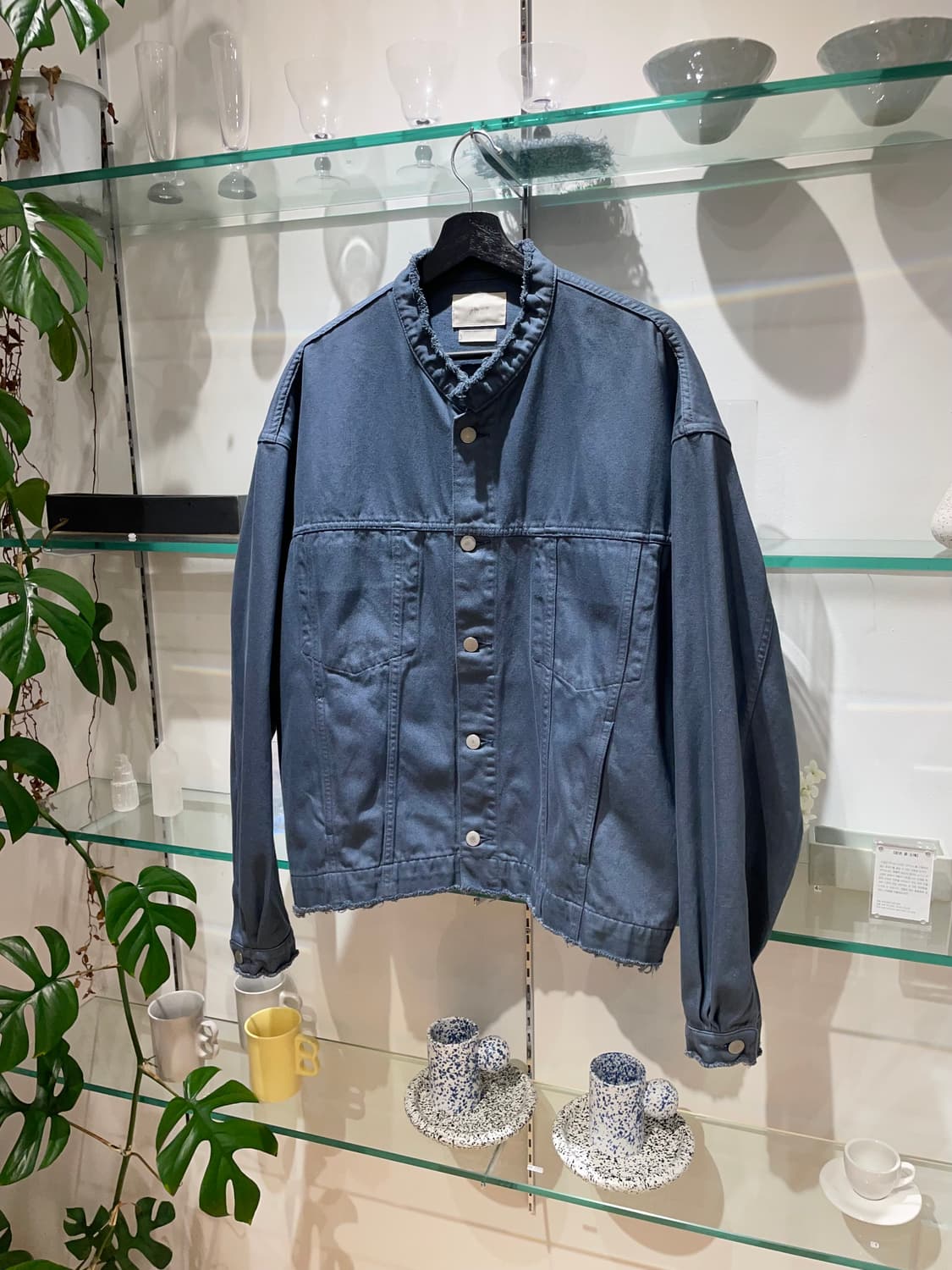 YOKE CUT-OFF WIDE DENIM TRUCKER YOKE CUT-OFF DENIM TRUCKER JACKET