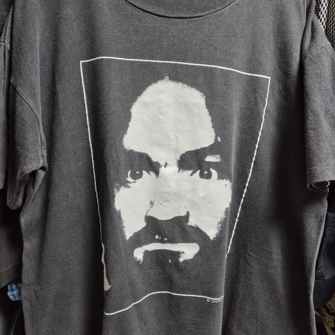 ZOOPORT RIOT GEAR CHARLIE DONT SURF Tシャツ image_e57f5bc7-d8cd-4b76-954d-