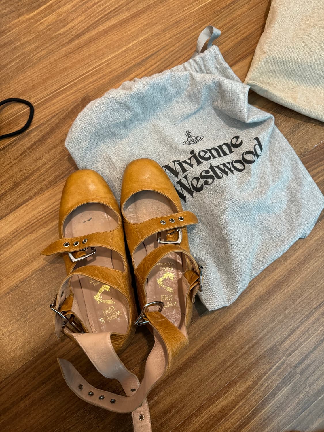 【Vivienne Westwood】Roman 3ストラップサンダル Roman Three-Strap Sandal in BLACK | Vivienne Westwood®