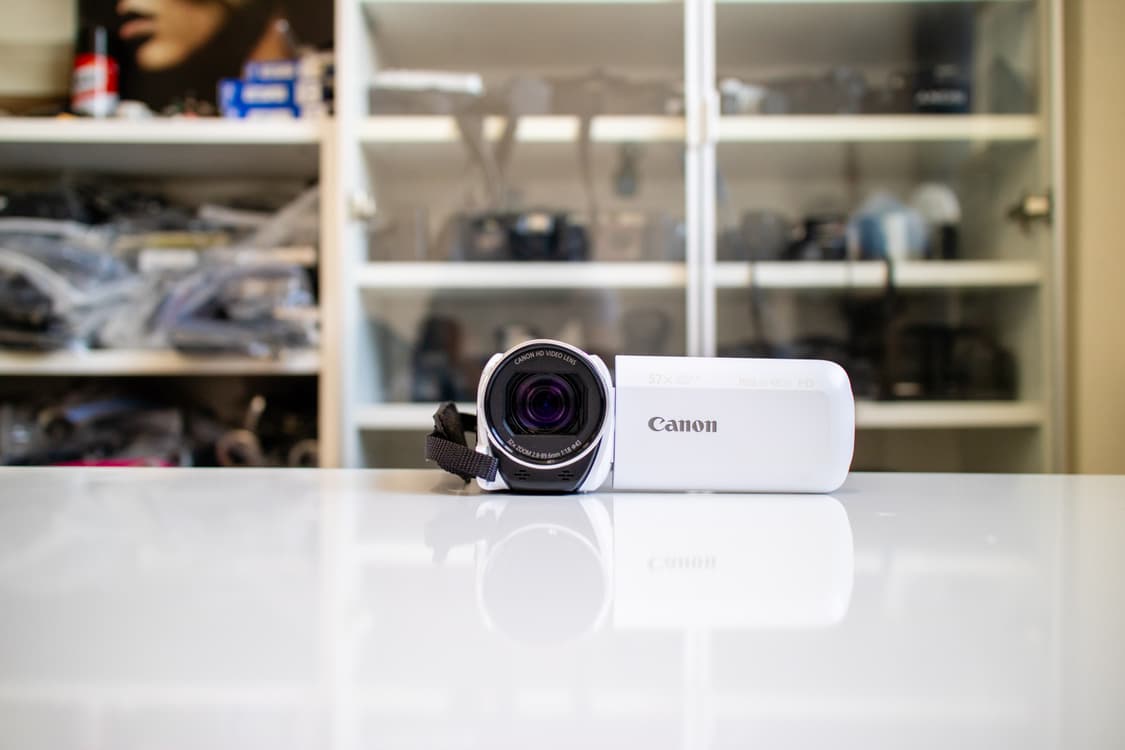 【美品】Canon　iVIS HF R800　ホワイト　SDカード付き ゴールシーンを印象的にスロー撮影、キヤノンのビデオカメラ