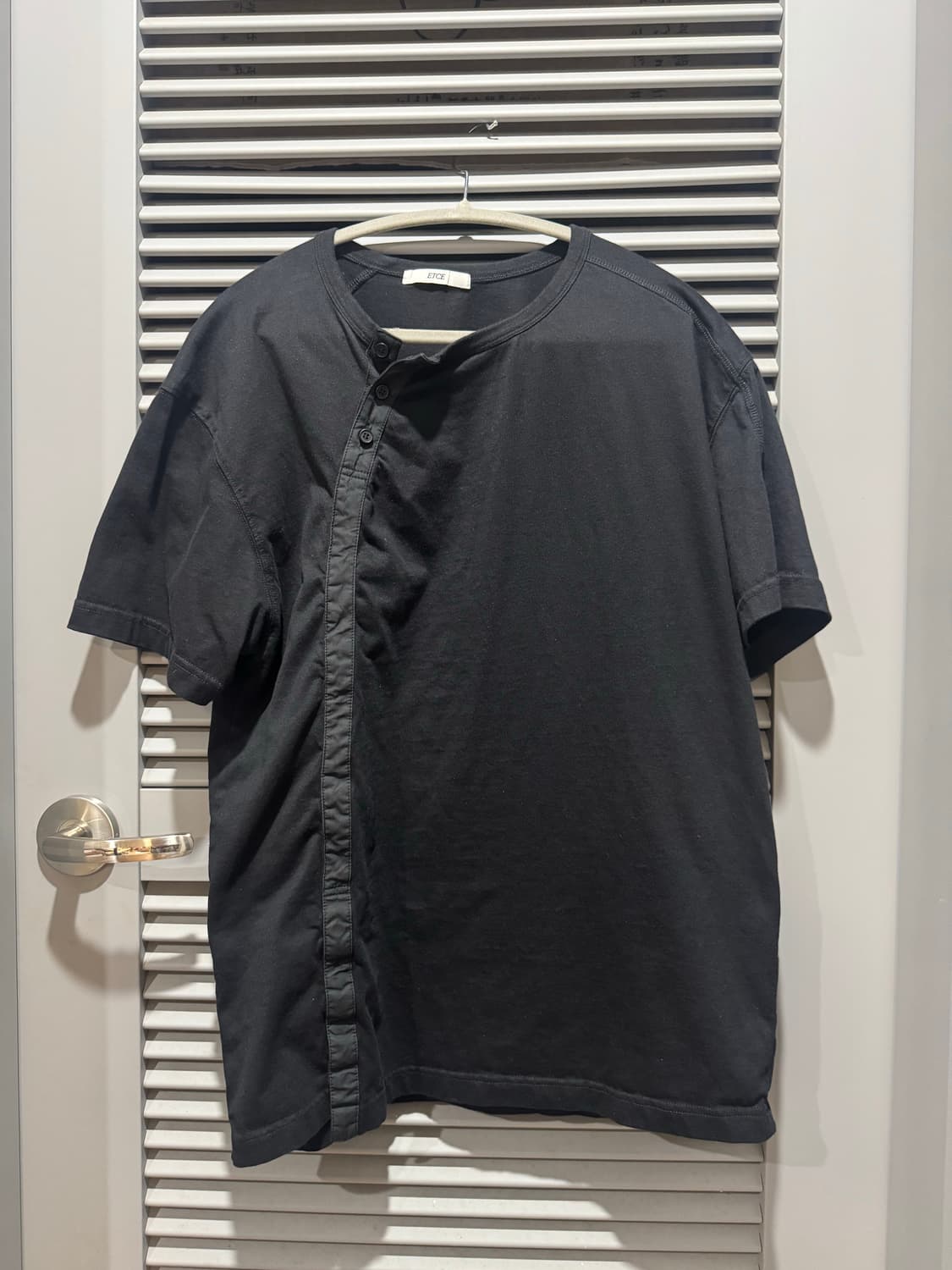 etce CURVED HENLEY NECK TEE (BLACK) | 후루츠패밀리