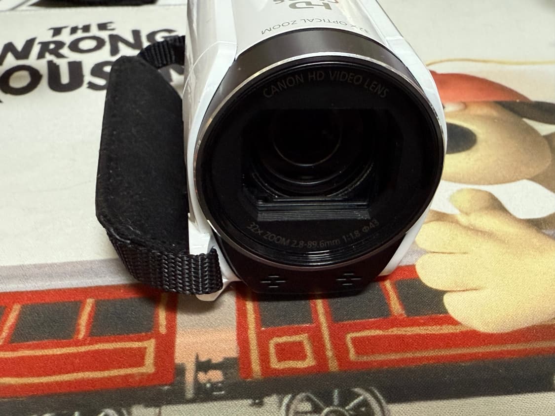 キャノン　Canon ivis HF R700 HD ホワイト キャノン Canon ivis HF R700 HD ホワイト CANON iVIS HF R700