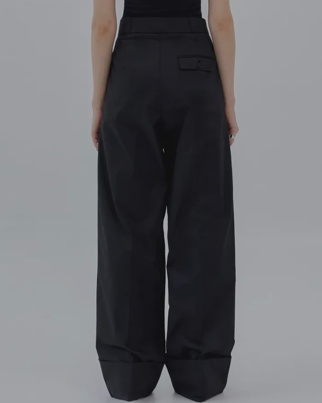 韓国商品/TREEMINGBIRD Roll-up Inverted Pleats Pants Roll-up Inverted Pleats Pants [ Black ] - TREEMINGBIRD