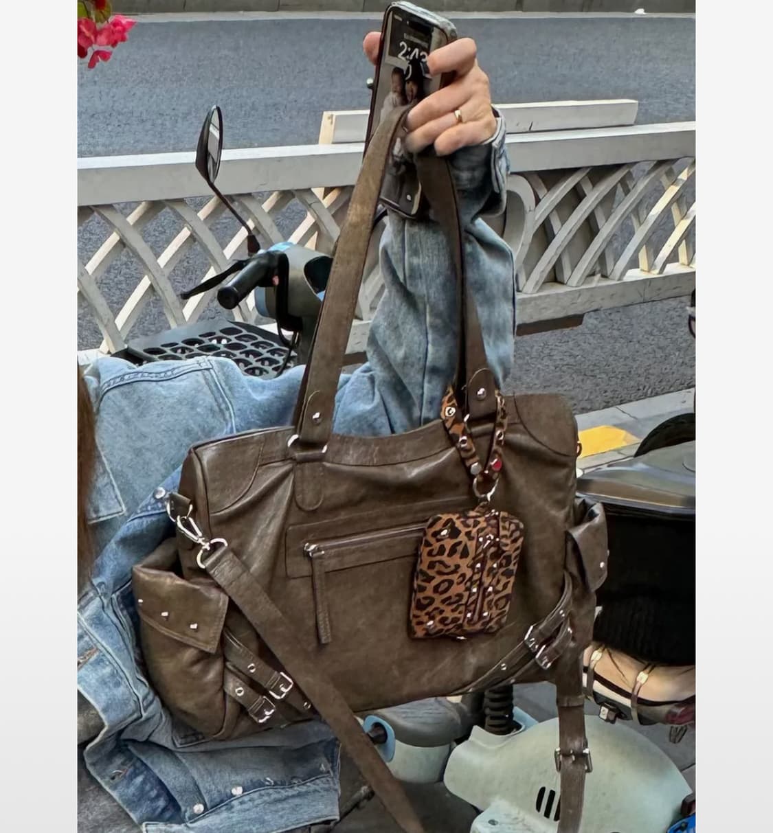 DEINET STUD POCKET BIG BAG IN KHAKI | 후루츠패밀리