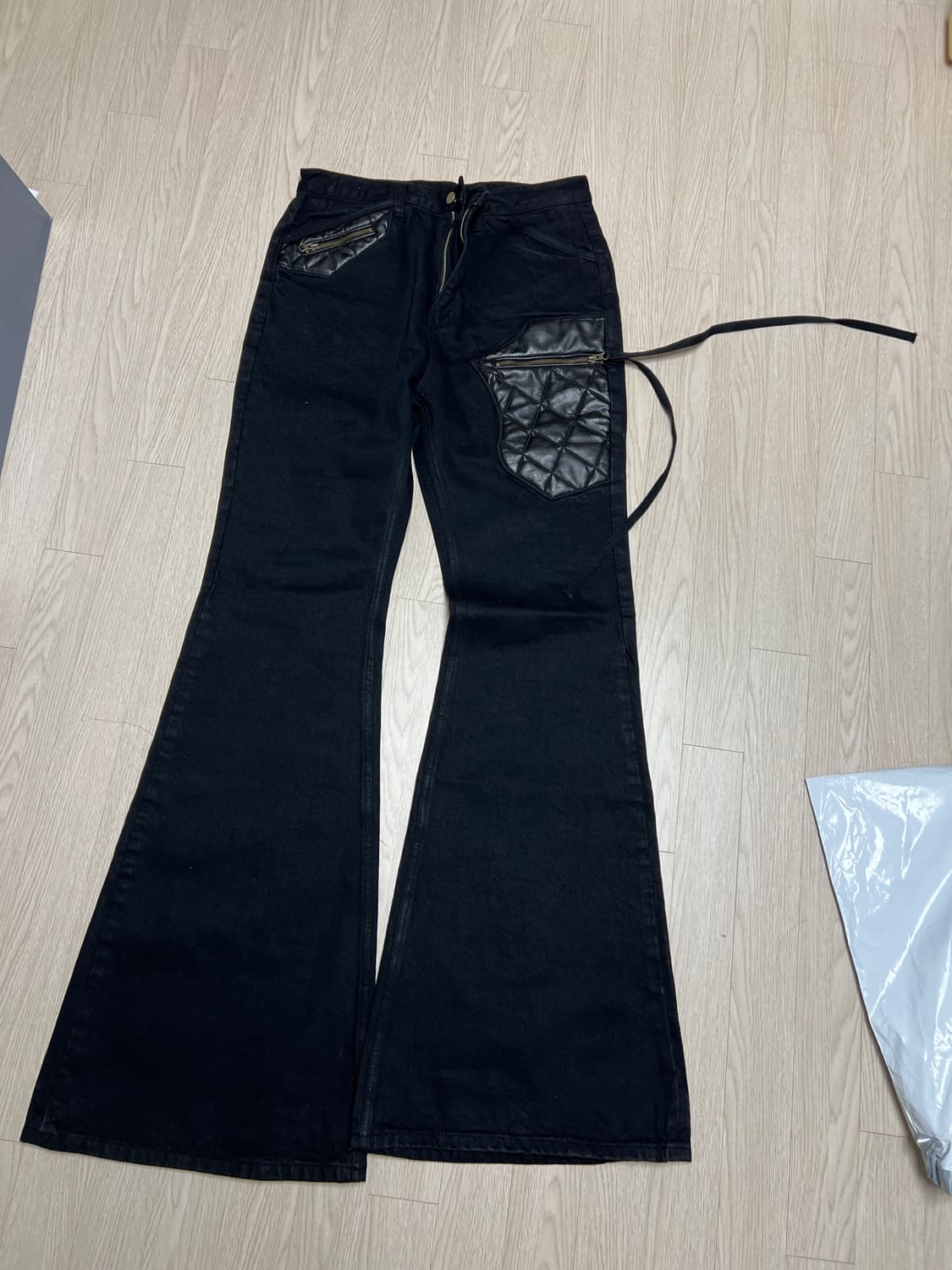 EMOSTANCECLUB LEATHERPATCH FLARED JEANS 【EMOSTANCECLUB】LEATHER