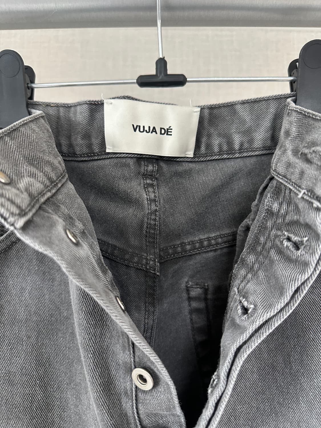 【売り切り価格】VUJA DE   GREY UNEVEN DYE DENIM 売り切り価格】VUJA DE GREY UNEVEN DYE DENIM GREY UNEVEN DYE