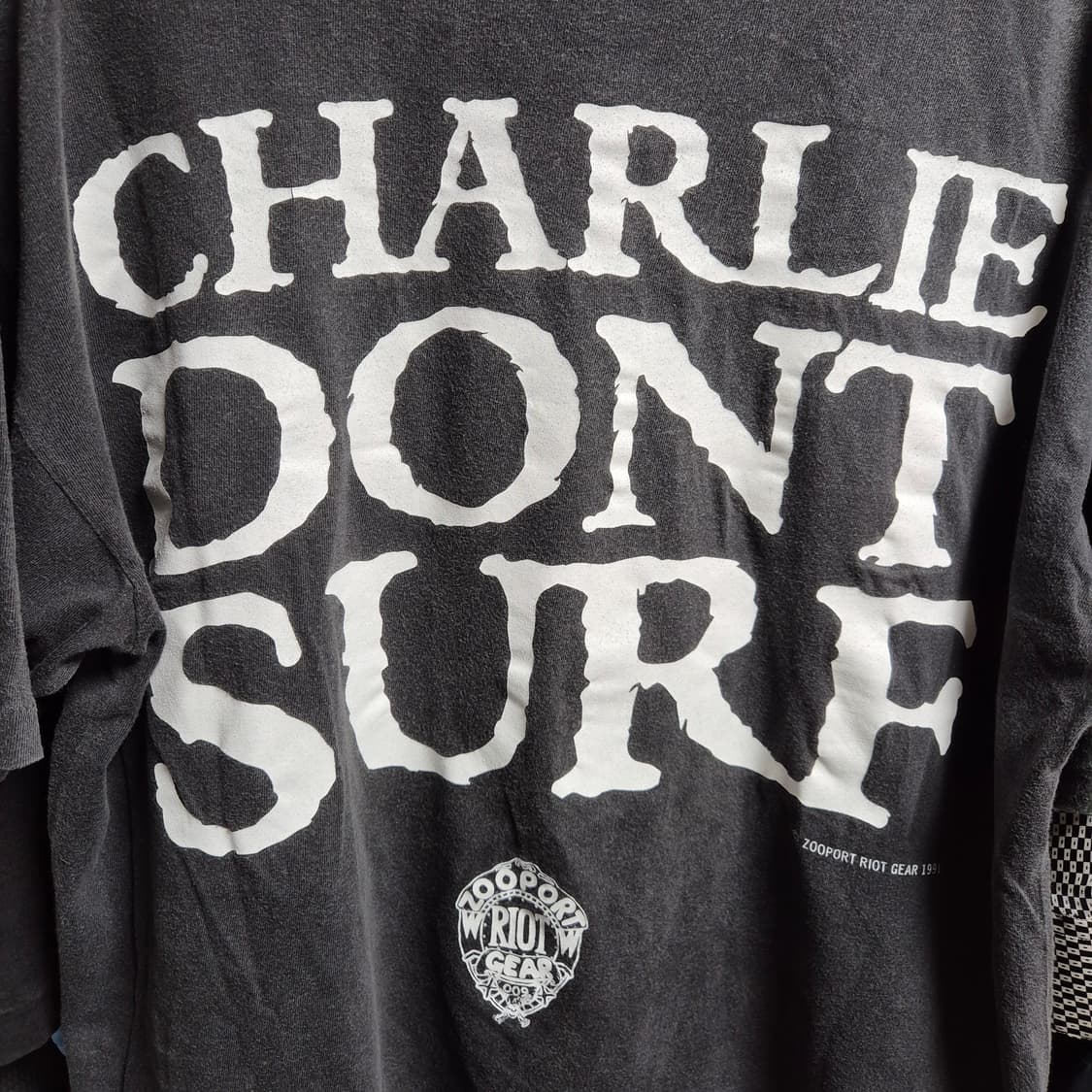 ZOOPORT RIOT GEAR CHARLIE DONT SURF Tシャツ image_e57f5bc7-d8cd-4b76-954d-