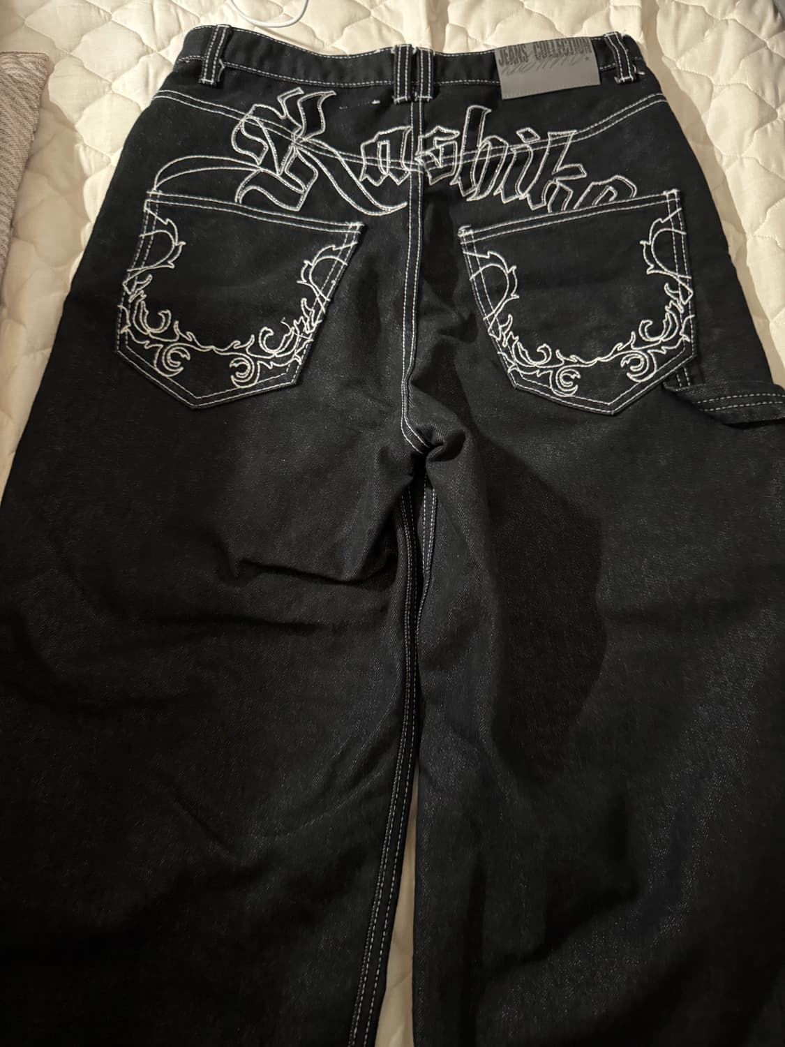 KASHIKO EMBROIED NONFADE DENIM PANTS 카시코 | 후루츠패밀리
