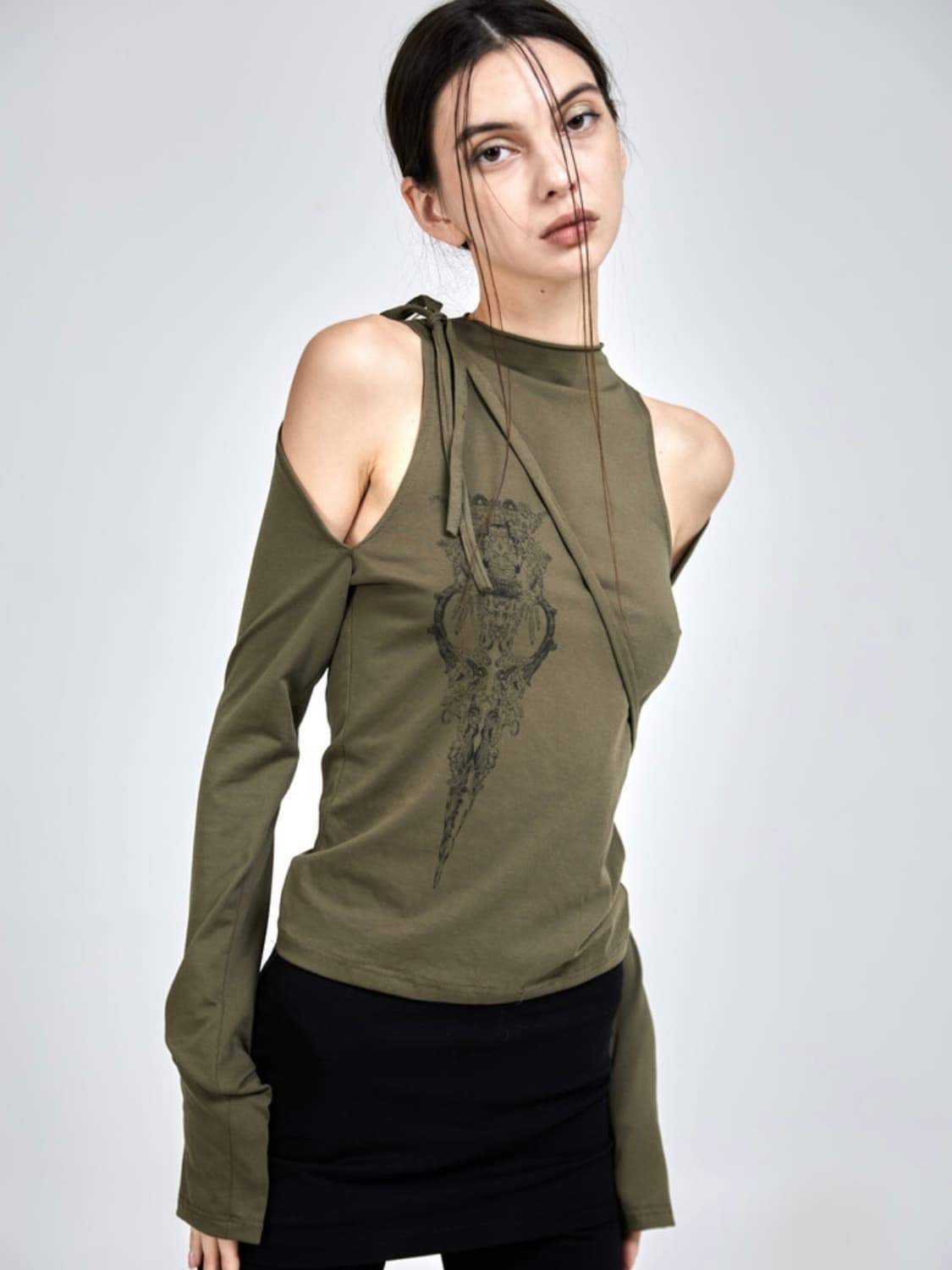 【sio seoul】SHOULDER CUT-OUT SCISSOR TOP sio seoul】SHOULDER CUT-OUT SCISSOR TOP - メルカリ