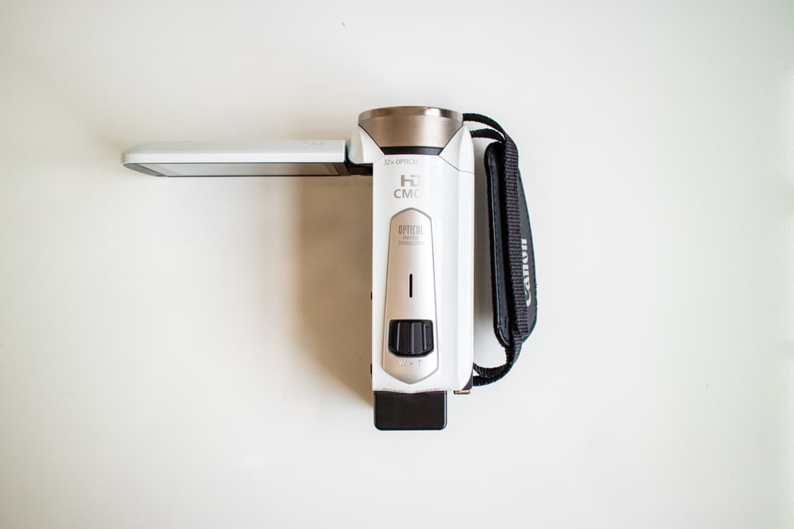 Canon　iVIS HF R52　ホワイト キヤノン、57倍アドバンストズーム対応のビデオカメラ「iVIS HF