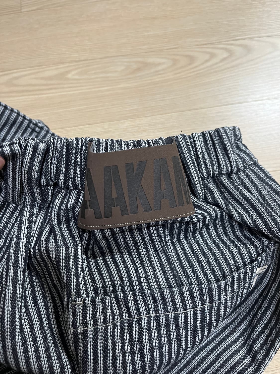 아캄 Knee Pin-tuck Stripe Denim Pants | 후루츠패밀리
