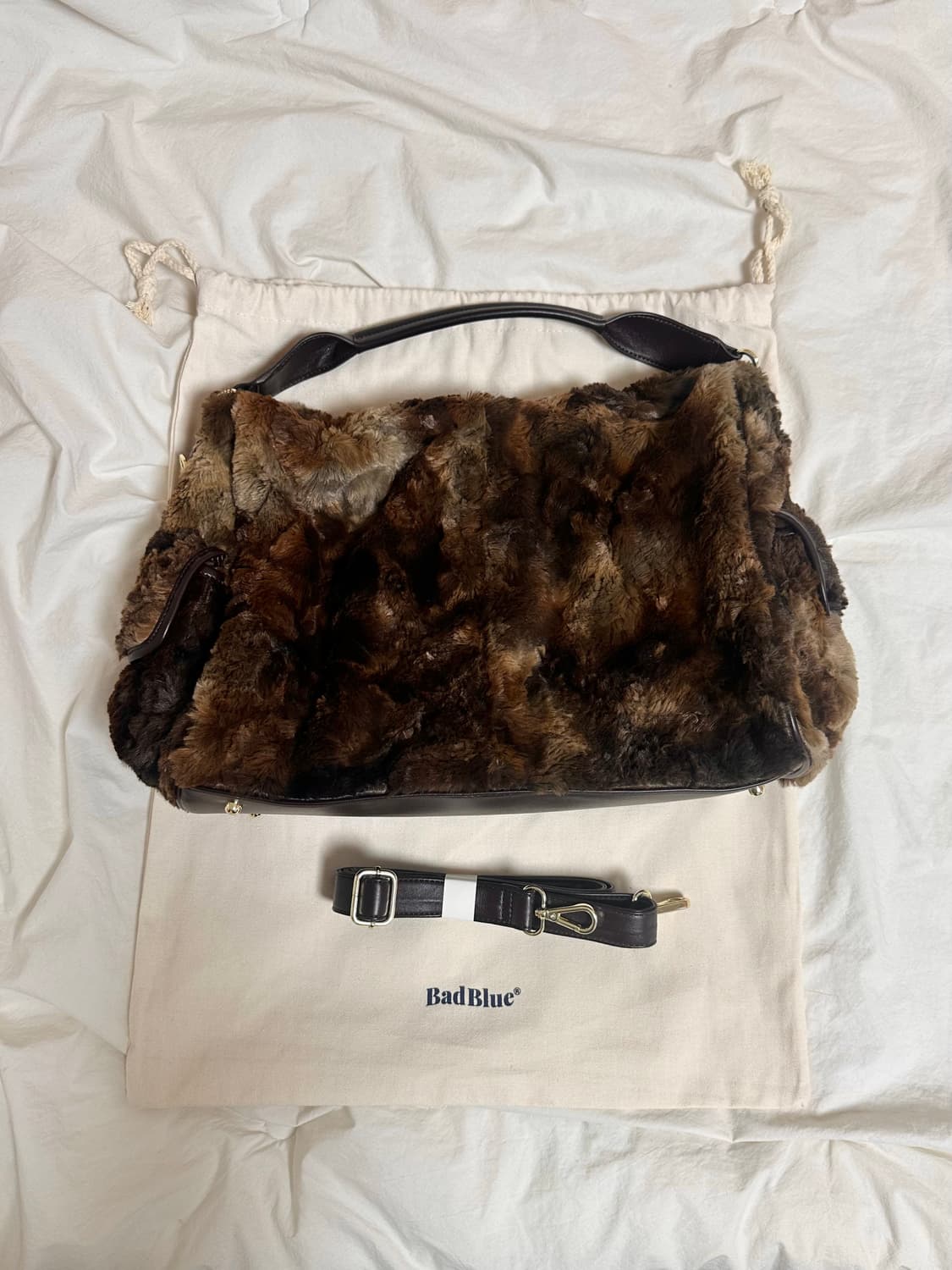 배드블루 Eco Fur Pillow Bag Brown 필로우 백 | 후루츠패밀리