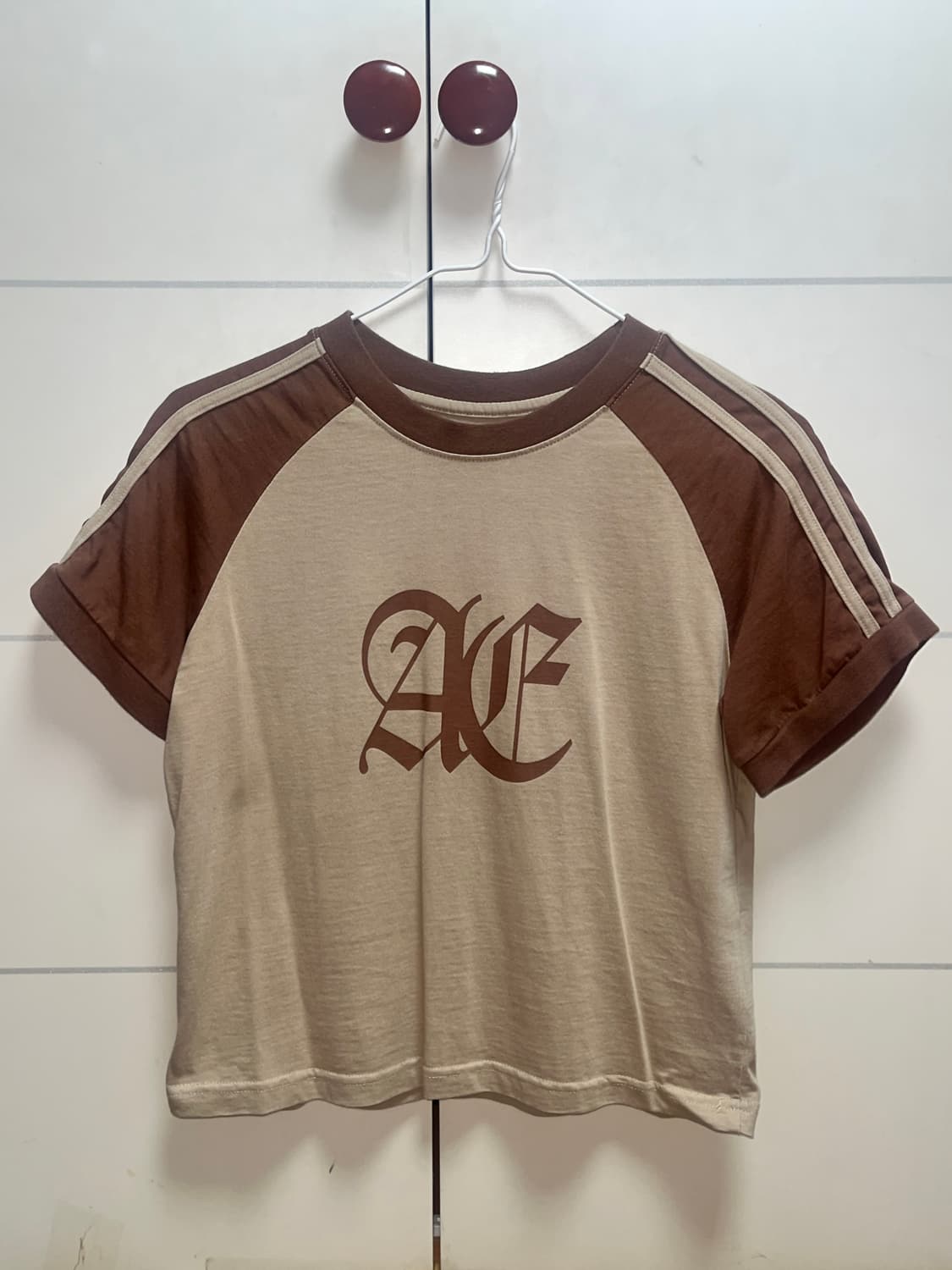 【AEAE】GOTHIC LOGO CROP RAGLAN T-SHIRT [BROWN] THEXSHOP,더엑스샵,AEAE