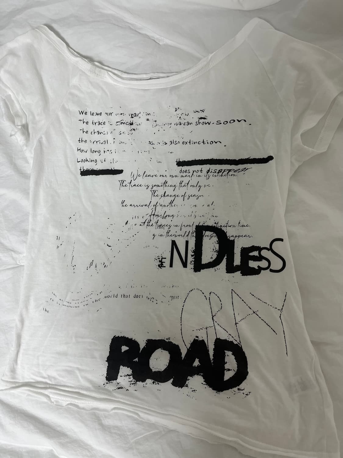 보헤미안서울 FUNKY SCOOP NECK TEE SCRIBBLE | 후루츠패밀리