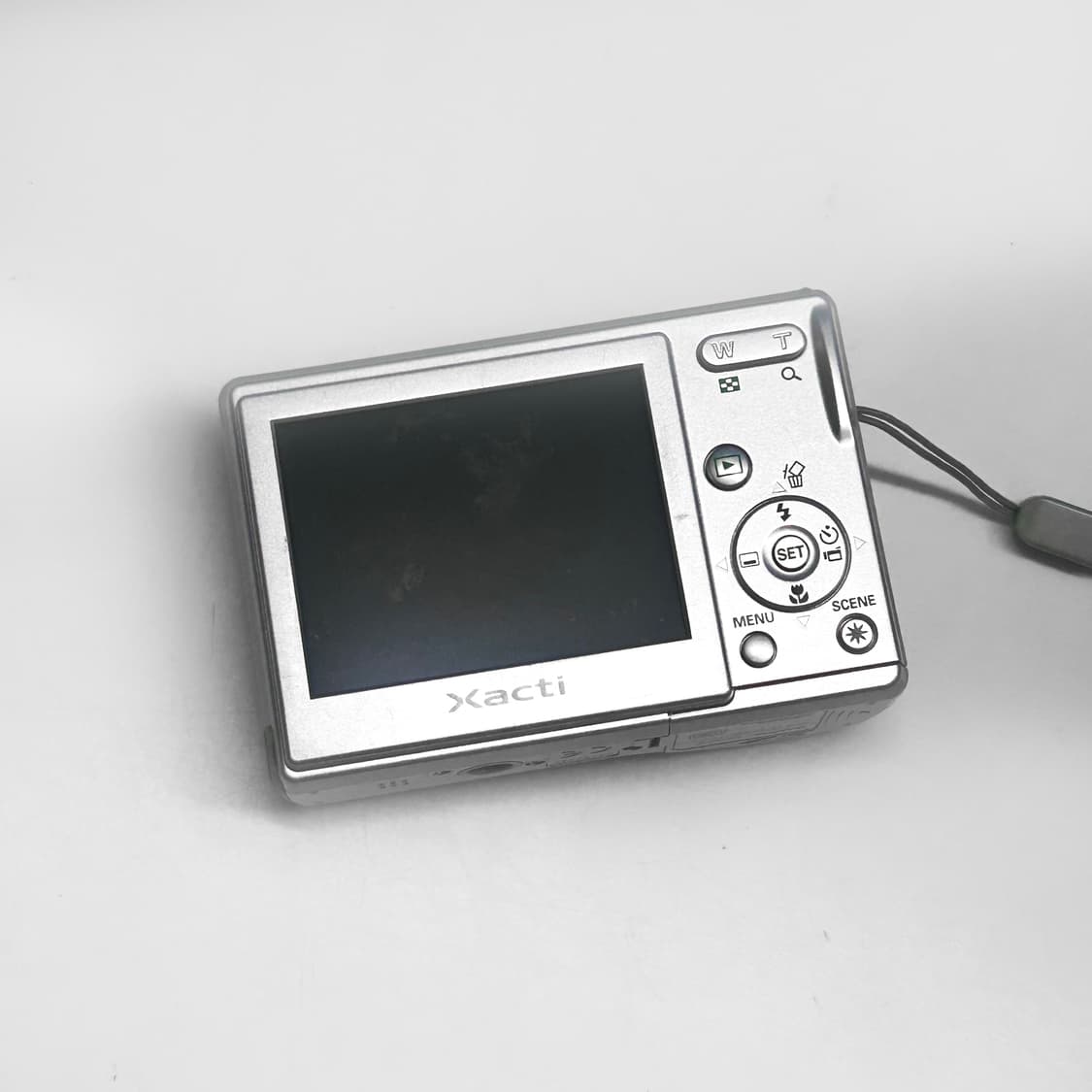 実用品/動作品】#9321 SANYO サンヨー XACTI DSC-S60 単三乾電池で撮影