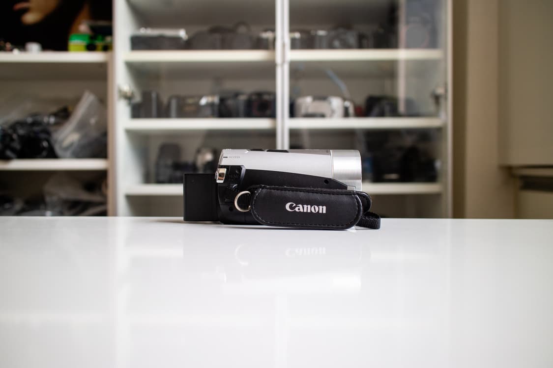 Canon　iVIS HF M51 Amazon.co.jp: Canon iVIS HF M51 Red Digital Camcorder 10x
