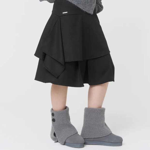 COYSEIO Flower Pintuck Skirt Charcoal | 후루츠패밀리