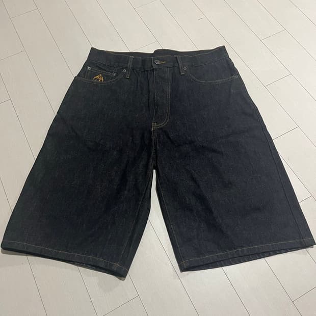 BELVET Star-Studded Rigid Tuck Shorts | 후루츠패밀리